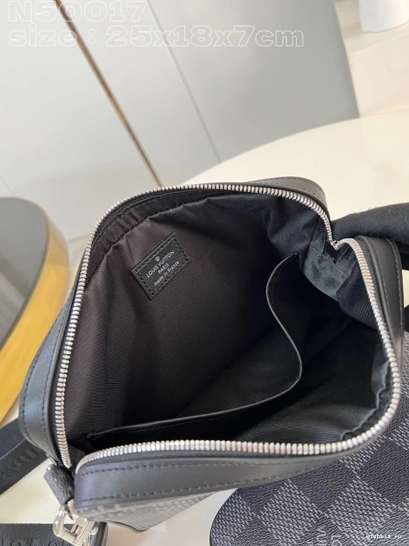 WIS LOUIS VUITTON TRIO MESSENGER 1001